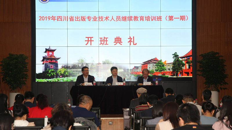 成人高考毕业证书样本通常包括以下特点：